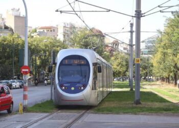 Γλυφάδα: Φορτηγό παρέσυρε τα καλώδια του Τραμ και έπεσε η κεραία