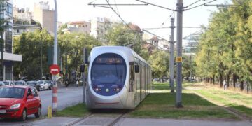 Γλυφάδα: Φορτηγό παρέσυρε τα καλώδια του Τραμ και έπεσε η κεραία