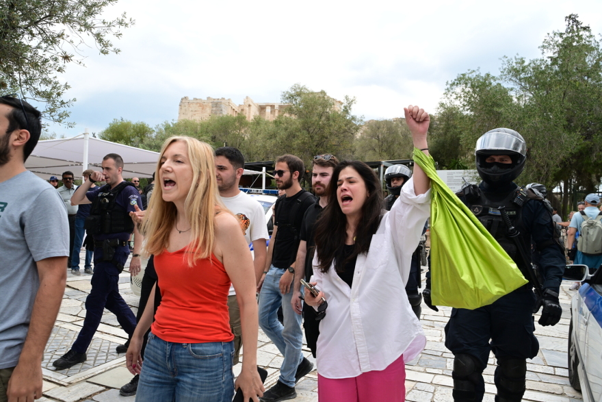 Acropolis: 15 arrests of New Left members raising the Palestinian flag - See images