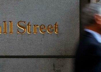 Μικρά κέρδη, με φόντο την υποβάθμιση από την Moody’s