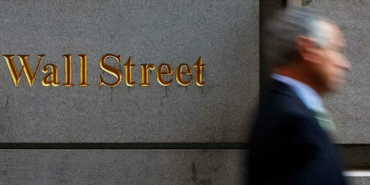 Μικρά κέρδη, με φόντο την υποβάθμιση από την Moody’s