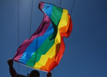 Δεν θα σιωπήσουμε μπροστά στη βεβήλωση της εθνικής ταυτότητας