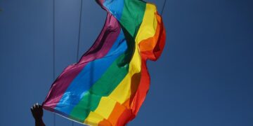 Δεν θα σιωπήσουμε μπροστά στη βεβήλωση της εθνικής ταυτότητας