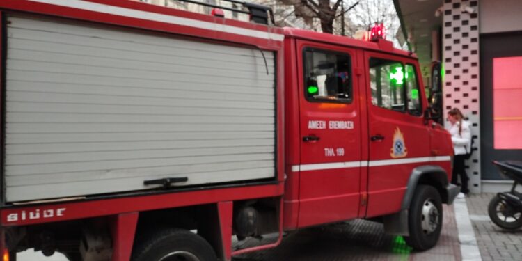 Φωτιά σε υπόγειο χώρο πολυκατοικίας στο Γαλάτσι