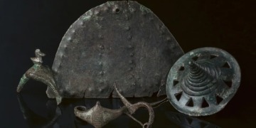 Αρχαιολόγοι ανακάλυψαν εκατοντάδες μεταλλικά αντικείμενα 3.400 ετών σε απόμερο λόφο