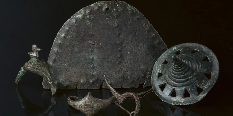 Αρχαιολόγοι ανακάλυψαν εκατοντάδες μεταλλικά αντικείμενα 3.400 ετών σε απόμερο λόφο