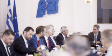 Μητσοτάκης σε περιφερειάρχες: Χρειαζόμαστε και τη δική σας συνεργασία για να λήξει η εκκρεμότητα με τις βοσκήσιμες γαίες