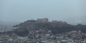 «Τριπλό κοκτέιλ» με καταιγίδες, ισχυρούς ανέμους και αφρικανική σκόνη σήμερα – Ποιες περιοχές επηρεάζονται