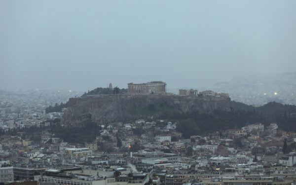«Τριπλό κοκτέιλ» με καταιγίδες, ισχυρούς ανέμους και αφρικανική σκόνη σήμερα – Ποιες περιοχές επηρεάζονται