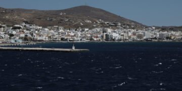 Πλοίο προσέκρουσε στον προβλήτα του λιμένα του νησιού – Ταλαιπωρία για 40 επιβάτες