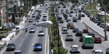 Τροχαίο με σύγκρουση 2 αυτοκινήτων στην λεωφόρο Ποσειδώνος