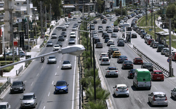 Τροχαίο με σύγκρουση 2 αυτοκινήτων στην λεωφόρο Ποσειδώνος