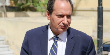 «Δεν με συμπεριλαμβάνουν στην πρότασή τους για να μην αναδειχθούν οι ευθύνες τους»