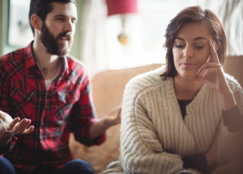 Τα 7 «αθόρυβα» σημάδια που μαρτυρούν πως μια γυναίκα βιώνει μοναξιά στον γάμο της, ακόμη και αν δεν το παραδέχεται