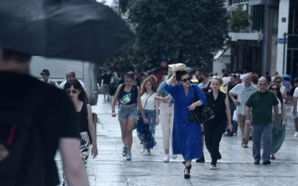 Καιρός: Σκόνη, λασποβροχές και θυελλώδεις νοτιάδες που θα ξεπεράσουν τα 90 χλμ./ώρα την Παρασκευή