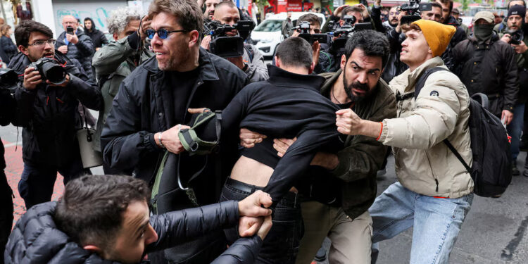 Η αστυνομία συνέλαβε 97 φοιτητές για μια διαμαρτυρία σε πανεπιστήμιο της Κωνσταντινούπολης