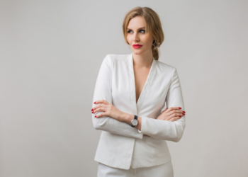 Η γυναίκα του απολύθηκε γιατί φιλήθηκε με έναν συνάδελφό της