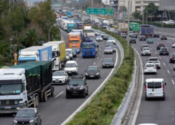 Κίνηση στους δρόμους: Χαμηλές ταχύτητες στον Κηφισό – Ποιες οδικές αρτηρίες είναι στο «κόκκινο»