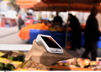 Πλαστικό χρήμα: Πόσο και γιατί αυξήθηκαν οι συναλλαγές με κάρτες