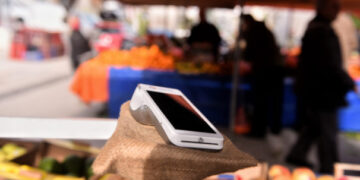 Πλαστικό χρήμα: Πόσο και γιατί αυξήθηκαν οι συναλλαγές με κάρτες