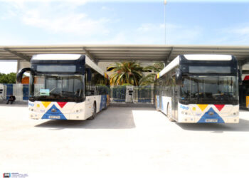 Την απόλυση του οδηγού που κατηγορείται για ασέλγεια σε ανήλικη ζητά ο ΟΣΕΘ