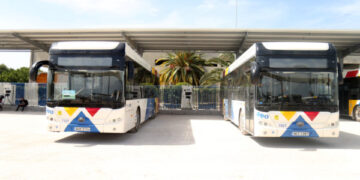 Την απόλυση του οδηγού που κατηγορείται για ασέλγεια σε ανήλικη ζητά ο ΟΣΕΘ