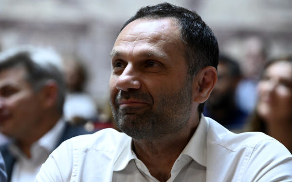 Διαψεύδει τα περί απόλυσης Καπνισάκη – «Ήταν και παραμένει το δεξί χέρι του Στέφανου Κασσελάκη»