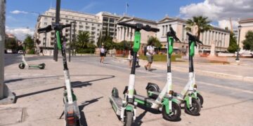Δημιουργούνται κανόνες κυκλοφορίας για τα ηλεκτρικά πατίνια – Τι θα ισχύει