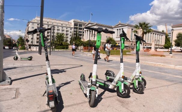 Δημιουργούνται κανόνες κυκλοφορίας για τα ηλεκτρικά πατίνια – Τι θα ισχύει