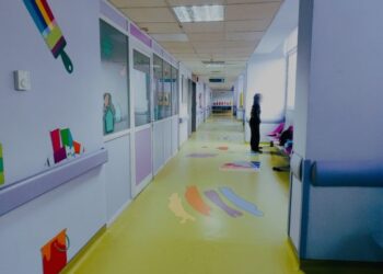 Νοσηλεύτριες και μαίες σε ρόλο μάνας για τα δεκάδες «εγκαταλελειμμένα» παιδιά στα νοσοκομεία