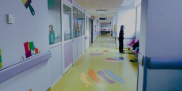 Νοσηλεύτριες και μαίες σε ρόλο μάνας για τα δεκάδες «εγκαταλελειμμένα» παιδιά στα νοσοκομεία