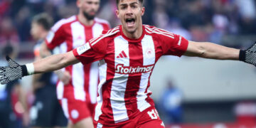 Αποκαλύπτει ότι η Μπράιτον προσφέρει 35,4 εκατ. ευρώ και τον Σίμα για τον Κωστούλα, αλλά ο Ολυμπιακός αρνείται