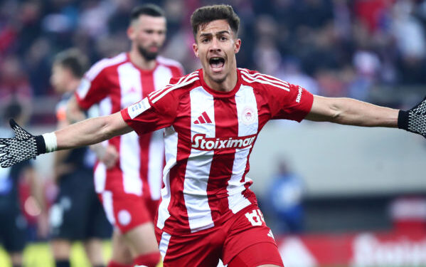 Αποκαλύπτει ότι η Μπράιτον προσφέρει 35,4 εκατ. ευρώ και τον Σίμα για τον Κωστούλα, αλλά ο Ολυμπιακός αρνείται