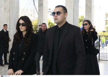 Η ενασχόληση με την προσωπική μας ζωή τροφοδοτεί συζητήσεις «καφενειακού» τύπου και κουτσομπολιά