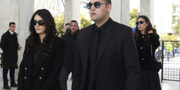 Η ενασχόληση με την προσωπική μας ζωή τροφοδοτεί συζητήσεις «καφενειακού» τύπου και κουτσομπολιά