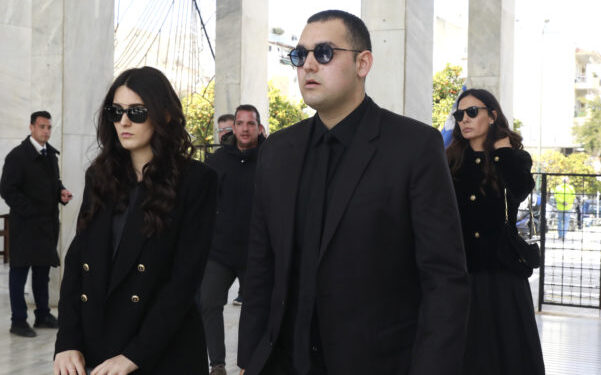 Η ενασχόληση με την προσωπική μας ζωή τροφοδοτεί συζητήσεις «καφενειακού» τύπου και κουτσομπολιά