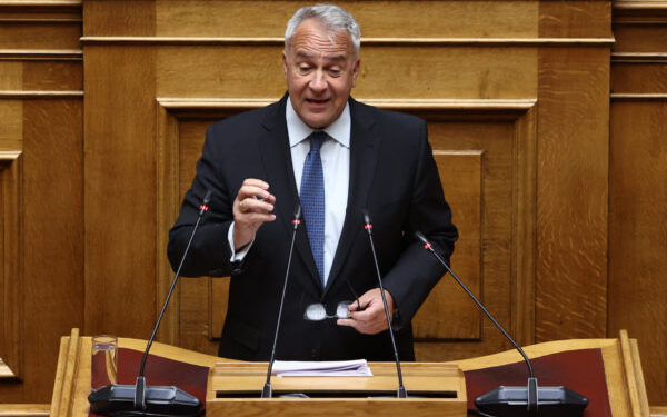 Βουλή – Βορίδης: «Αποτελεσματικότερο σύστημα επιστροφών, αυστηρότερα περιοριστικά μέτρα