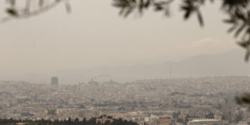 Συννεφιά με αφρικανική σκόνη και θερμοκρασίες έως 28 βαθμούς σήμερα – Πού θα βρέξει