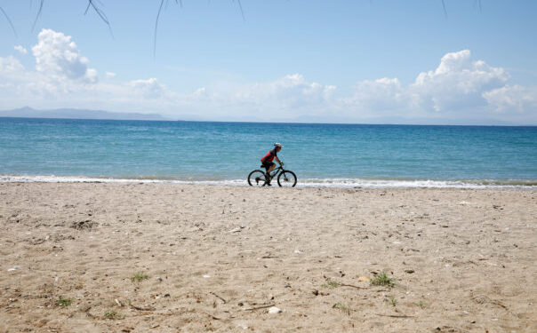 Καιρός: Εξασθενούν σταδιακά οι ισχυροί βοριάδες, έρχονται τα 30άρια