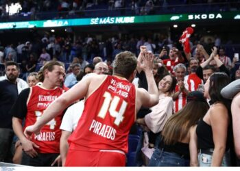 Ολυμπιακός: Αποθεώθηκε ο Βεζένκοφ από τον «ερυθρόλευκο» κόσμο – «Σάσα, ψυχάρα, Ολυμπιακάρα», «MVP»