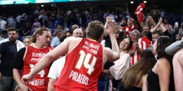 Ολυμπιακός: Αποθεώθηκε ο Βεζένκοφ από τον «ερυθρόλευκο» κόσμο – «Σάσα, ψυχάρα, Ολυμπιακάρα», «MVP»