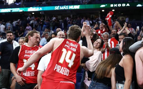 Ολυμπιακός: Αποθεώθηκε ο Βεζένκοφ από τον «ερυθρόλευκο» κόσμο – «Σάσα, ψυχάρα, Ολυμπιακάρα», «MVP»