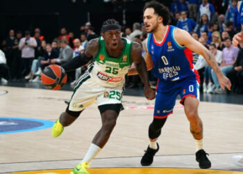 Πυροτεχνήματα έξω από το ξενοδοχείο της τουρκικής ομάδας, τα ξημερώματα πριν το Game 5