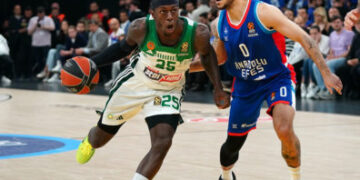 Πυροτεχνήματα έξω από το ξενοδοχείο της τουρκικής ομάδας, τα ξημερώματα πριν το Game 5