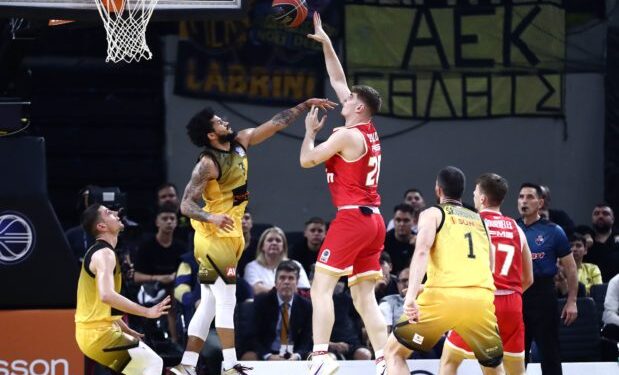 Ολυμπιακός 64-90: «Πέταξε» για τους τελικούς με κορυφαίο τον Σάσα Βεζένκοφ