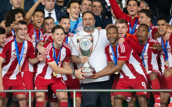 Ολυμπιακός: Η απονομή του Κυπέλλου Ελλάδας στους «ερυθρόλευκους»