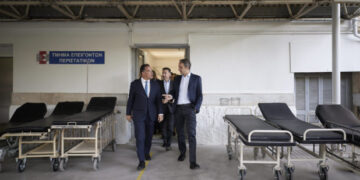 Ενημερώθηκε για το «βραχιολάκι» στο ΤΕΠ και συνομίλησε με ασθενείς