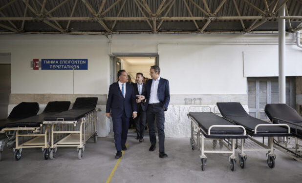 Ενημερώθηκε για το «βραχιολάκι» στο ΤΕΠ και συνομίλησε με ασθενείς