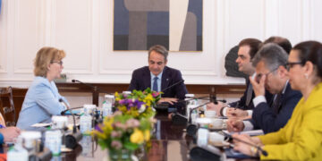 Συνάντηση Μητσοτάκη με την Επίτροπο Χρηματοοικονομικών Υπηρεσιών της ΕΕ – Τι συζητήθηκε