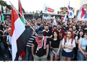 Μεγάλη συγκέντρωση έξω από την πρεσβεία του Ισραήλ